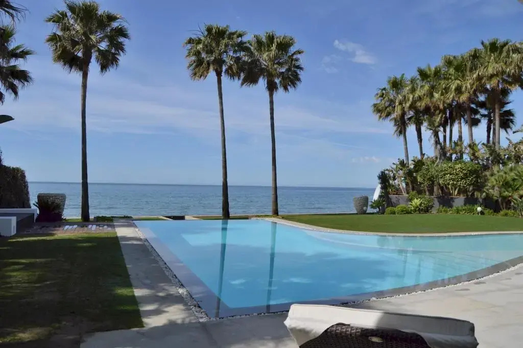 Modern Designer Villa 34121743 Direct Seafront Los Monteros Marbella for Holiday Rentals