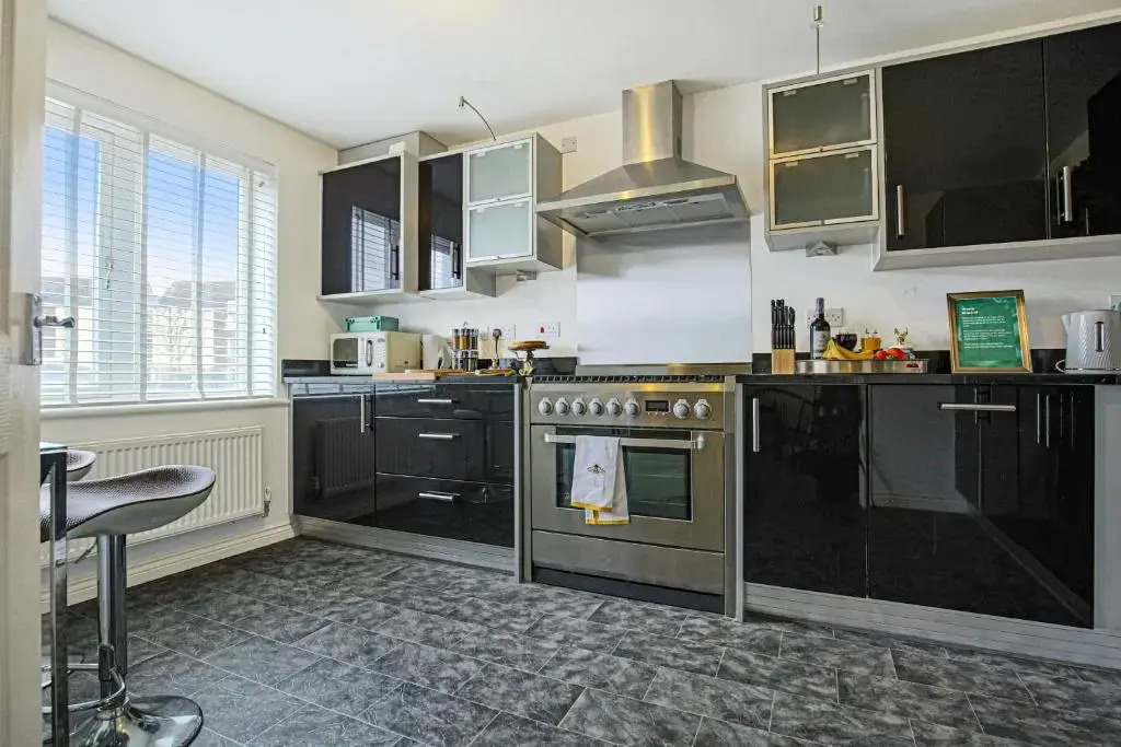 Luxury 5 Bedroom 3 Bathroom House with Smart TVs, Super Fast Wifi, Free Parking and Garden by Yoko Property