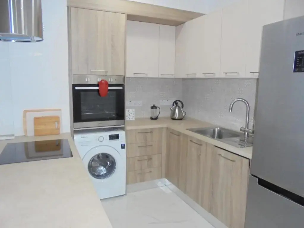 Kermia Court - Beach-front, modern 2 bedroom -sleeps 6