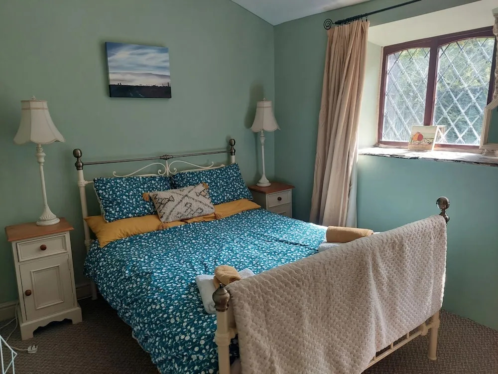 2 Bed Cottage - Sleeps 4 - Pets - Parking