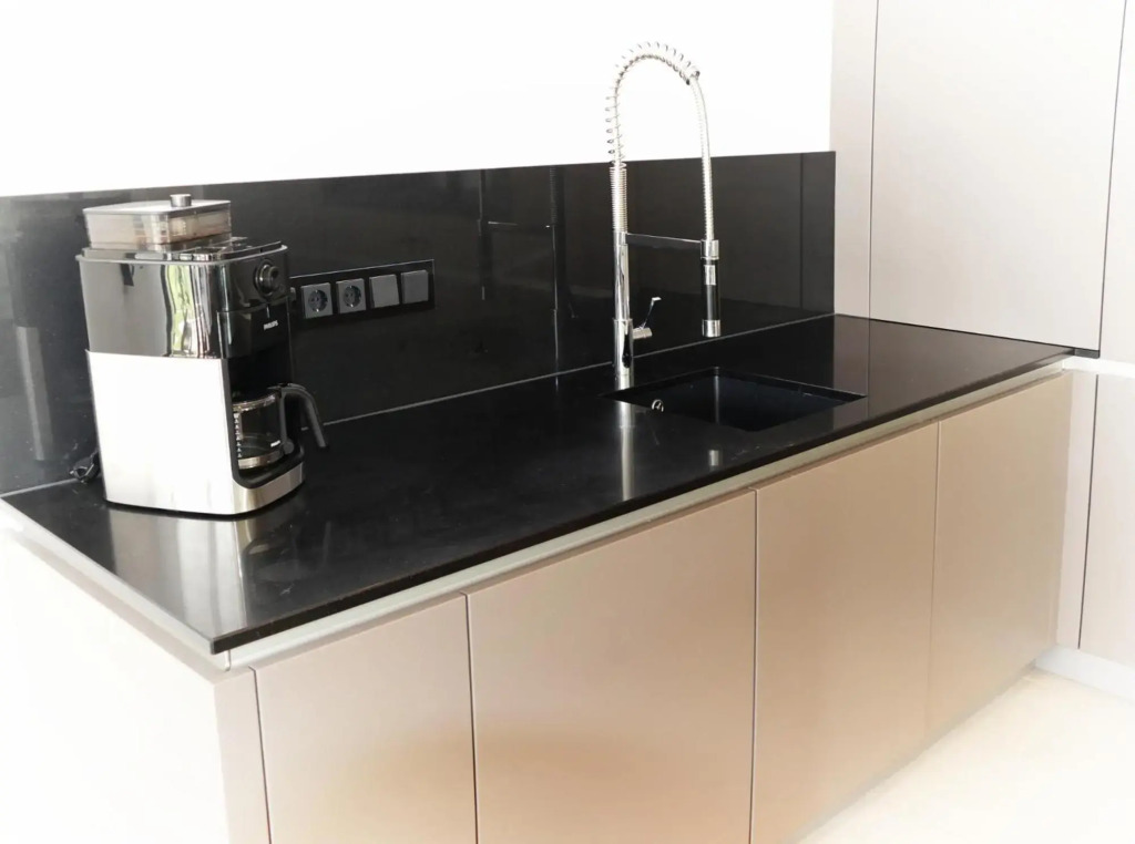 Großes Apartment im Zentrum von Dresden, 2 Schlafzimmer, 2 Bäder, Balkon