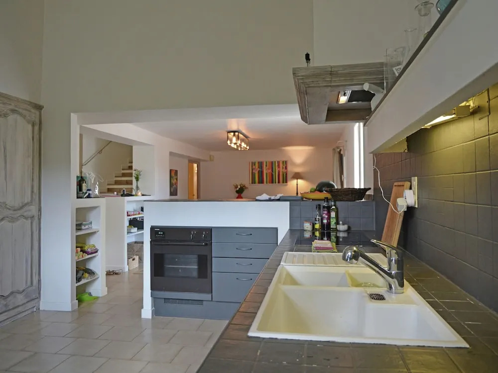 Cozy Villa in Menerbes with Swimming Pool