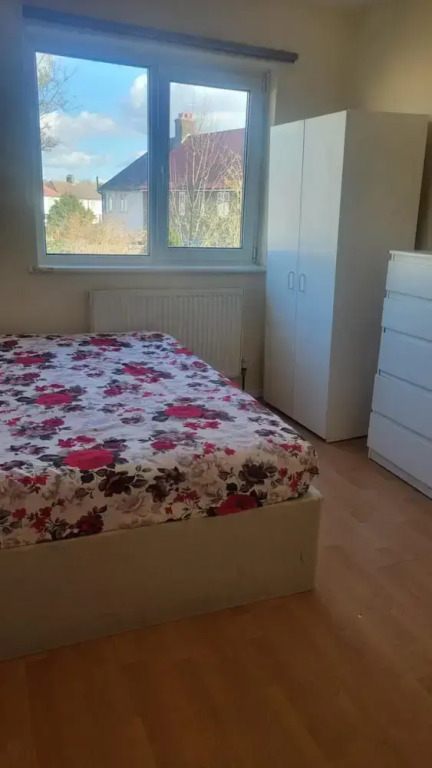 London Villa Retreat With 3 Bedrooms