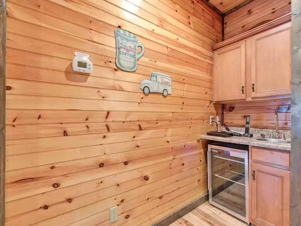 Pine Tree Lodge - Eight Bedroom Cabin