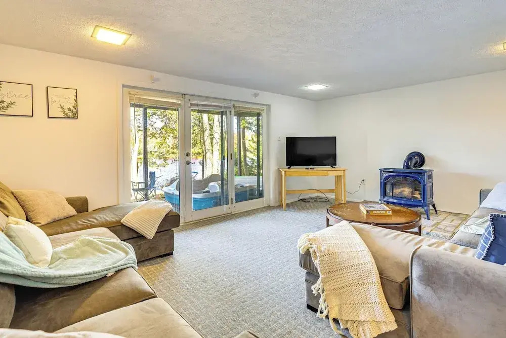 Walk to Beach: Arrowhead Lake Home