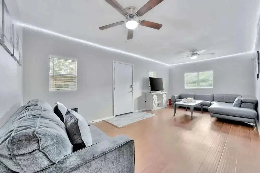 Updated Cozy Home Centrally Located pet Friendly