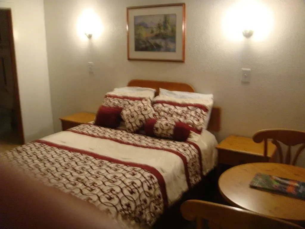 Chalet Motel - Affordable Stay in Central Bend