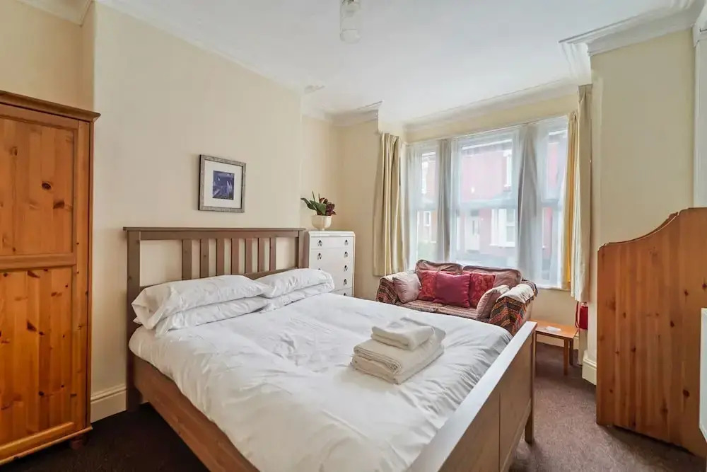 4 Bed Homely Retreat - Wolverhampton