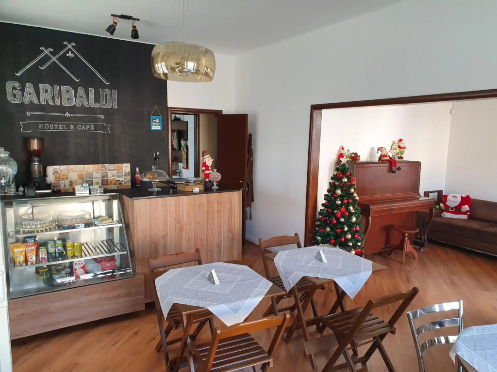 Garibaldi Hostel & Pub