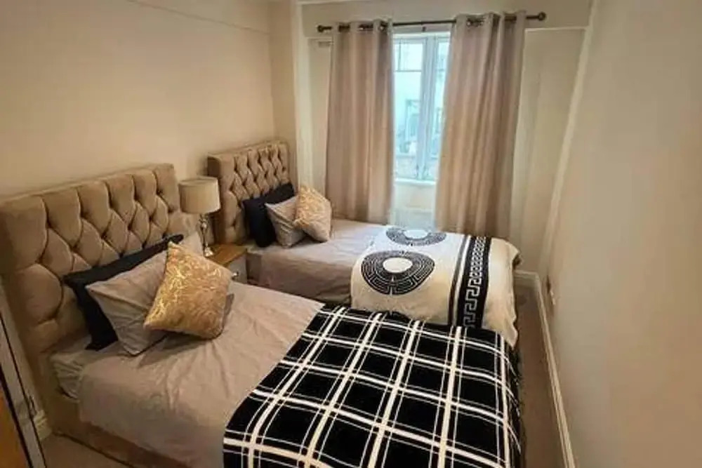 3-bed Central Apartment - Sleeps 8 & Free Parking
