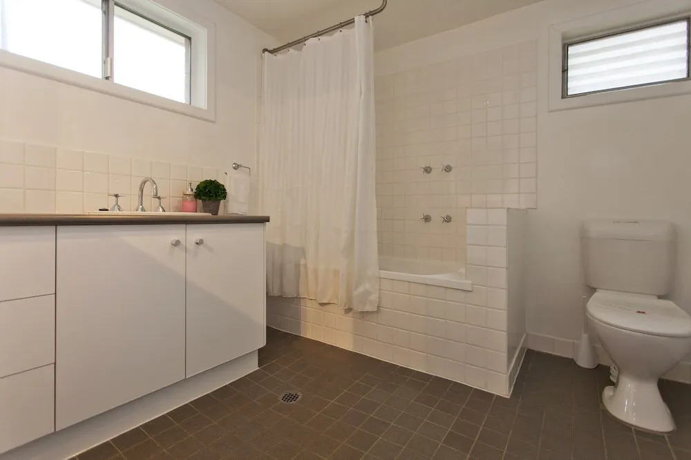 Red Brick Beauty - Central Cottage