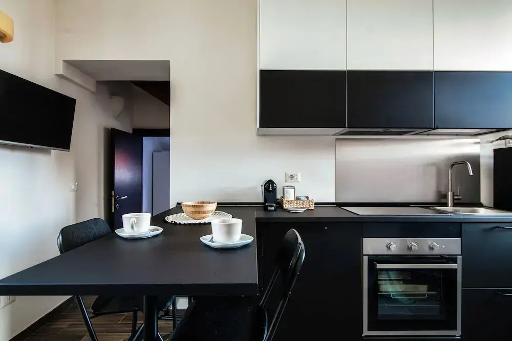 JOIVY Stylish Flat, 5-Minute Metro Trip To Centre