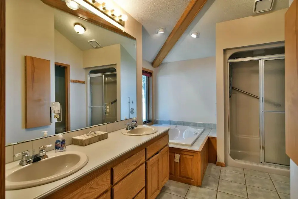 Cheif Lake Lodge 4 Bedroom Home by RedAwning