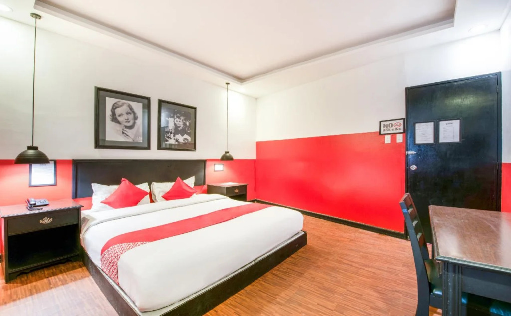 Red Rose Hotel
