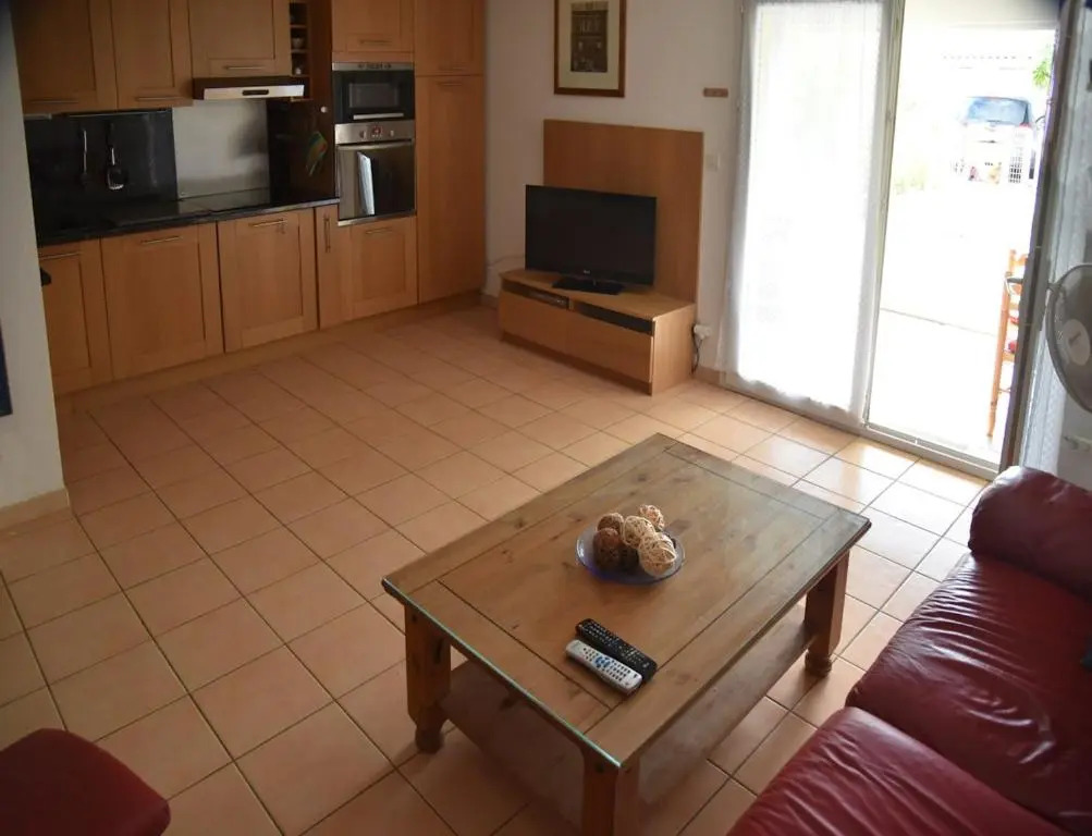 Belle villa 2 chambres terrasse sud parking privatif dans résidence sécurisée avec piscine commune 800 m de la mer LRCS61