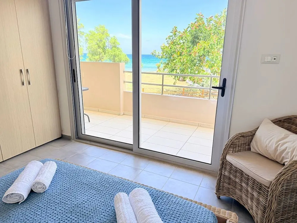 Fifty Shades of Blue 10 sec to sea 5PL 2BD 2BA