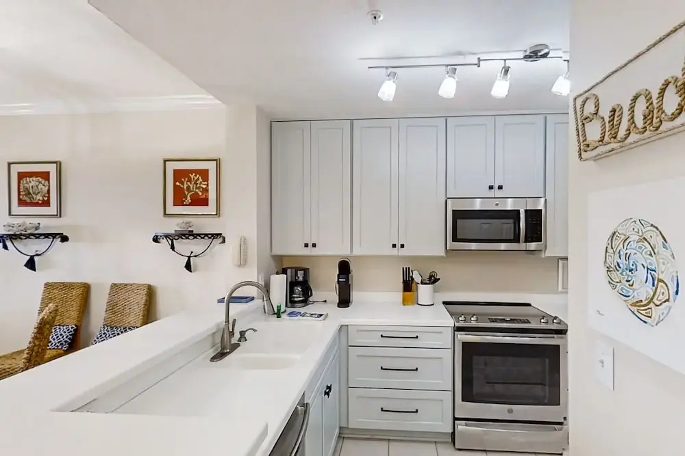 Luxurious Oceanfront Condo With Private Balcony, 2 Pools, and Beach Access