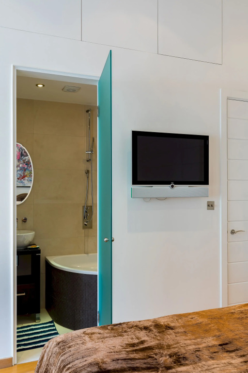 3-bed 3-bath with a private patio in Belgravia