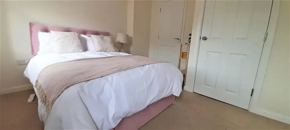 Modern 4 Bed House Sleeps 8 - Free Parking