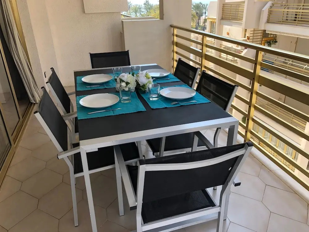 T&H Novelty 415 Family Apartment
