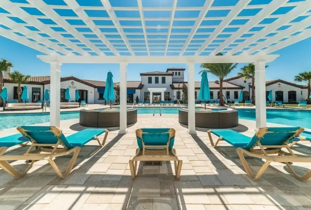 Splendid Windsor Home 5 Bedroom Townhome With Private Pool