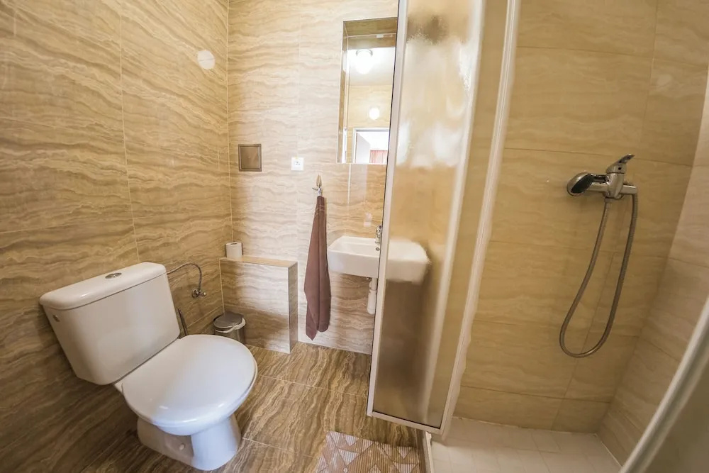 City Hotel B&B, reception 24 7, 800m od-from R1, free parking