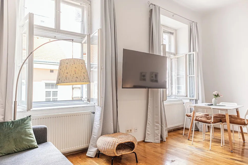 Beautiful 2BR Apartment Near Rennweg