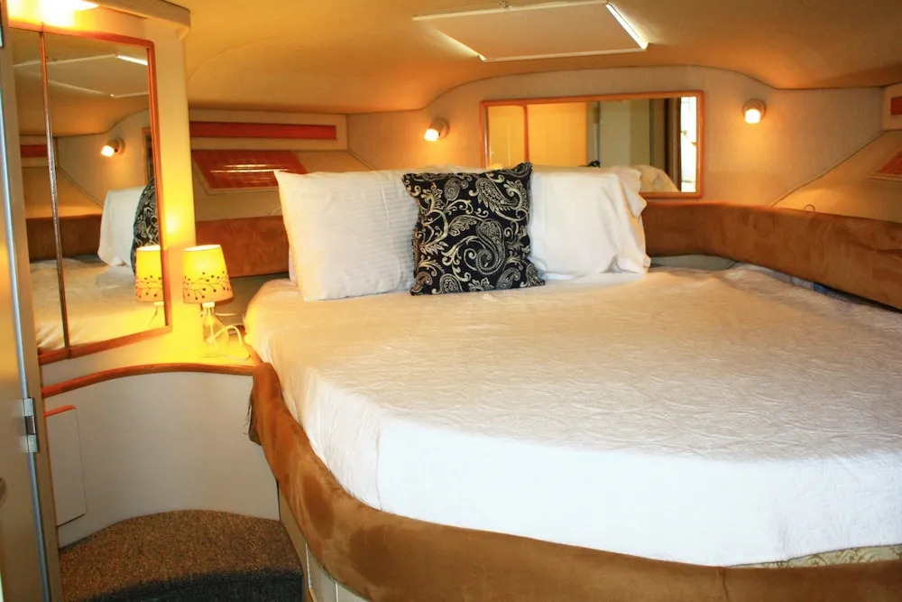 Dockside Boat & Bed Long Beach