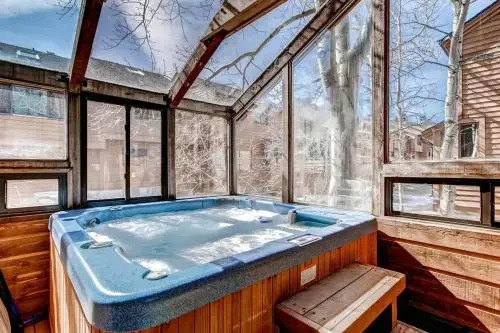 Cedars 18 - Ski-In/Ski-Out Apartment