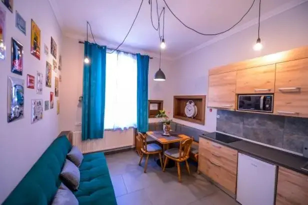 ATRIUM 24 Studio