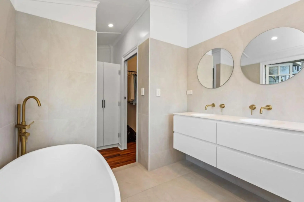 Urban Getaway Top Floor 4BR 4BA, AC, Sauna, Ipswich