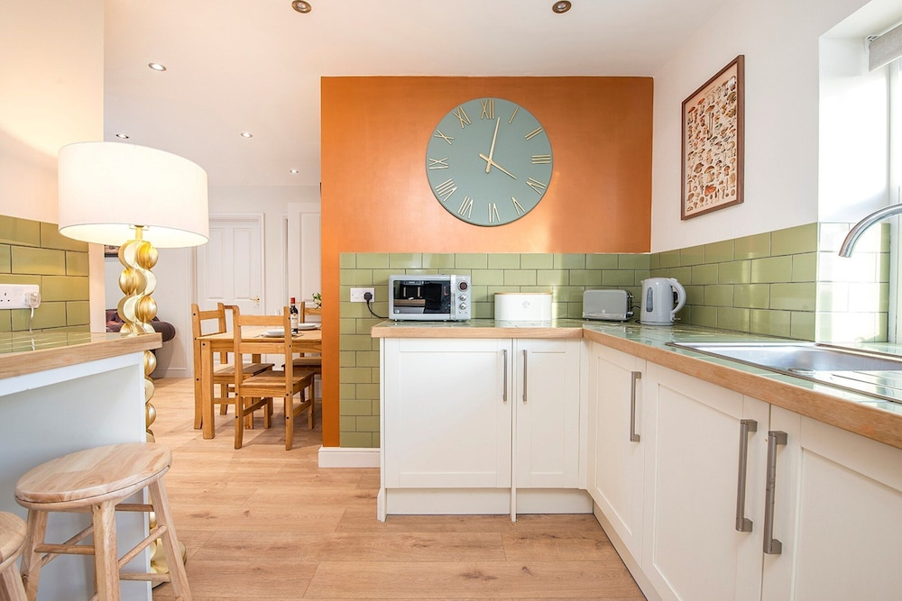 Holiday Home in Llangunnor With Pool, No Deposit