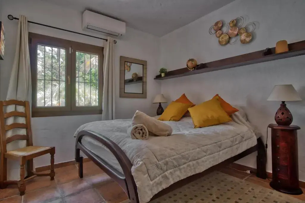 Luxury 4-bedroom villa, private pool and outhouse