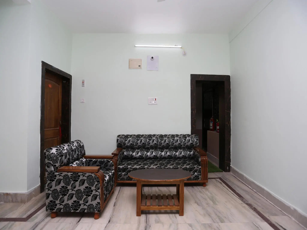 OYO 24317 Aditya Guest House 3