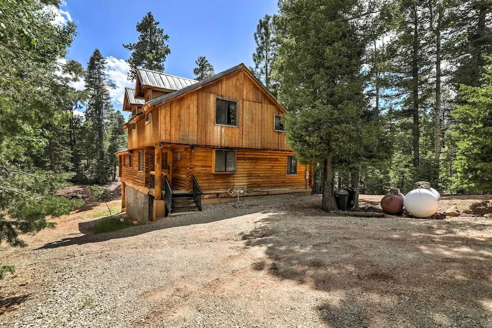 Cozy Utah Cabin w/ Deck & Fire Pit!