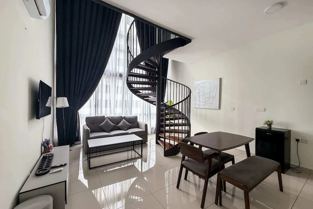 Modern Family Duplex for 6, Near Jonker St