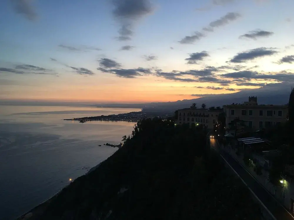 Etna Apartment with swimming pool, garden aBBQ: close to Taormina, Etna and Sea!