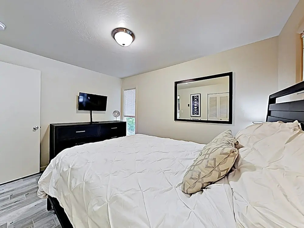 New Listing! Ski - Walk To Resort Base 1 Bedroom Condo