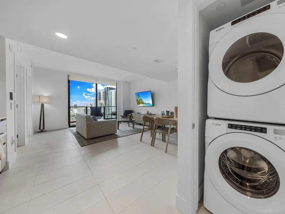 43rd-Floor Skyline Suite - Pool & Gym