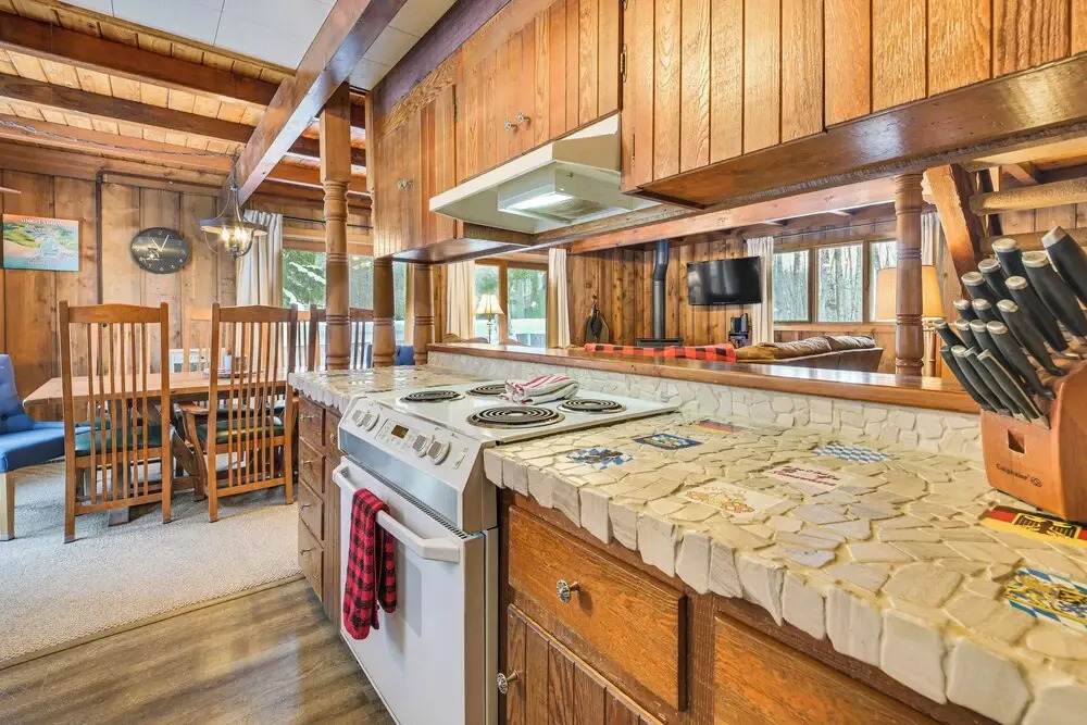 2 Mi to Schuss Mountain: Cozy Cabin w/ Deck
