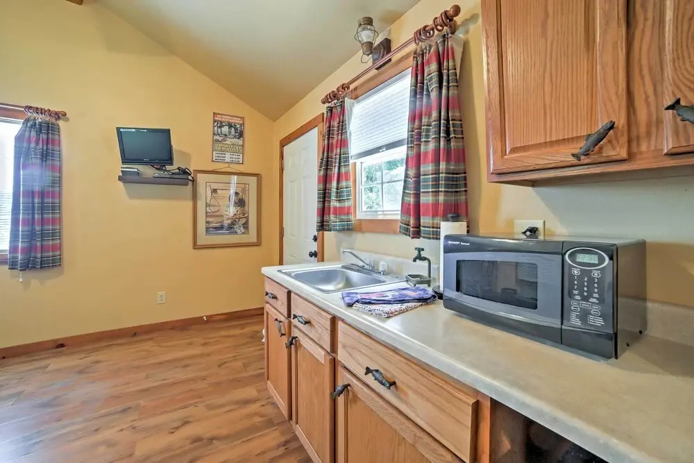 4 Mi to Museums: Cozy Branson Cabin