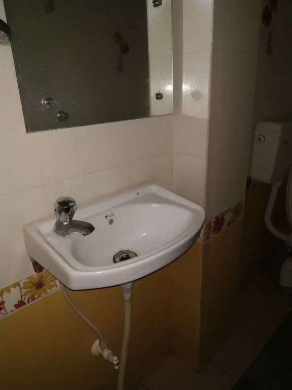 Iroomz Savitri Guest House