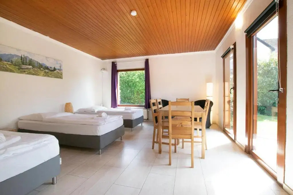 Tolstov House - 6 Room Villa with Garden - 15 Min Messe DUS & Airport DUS