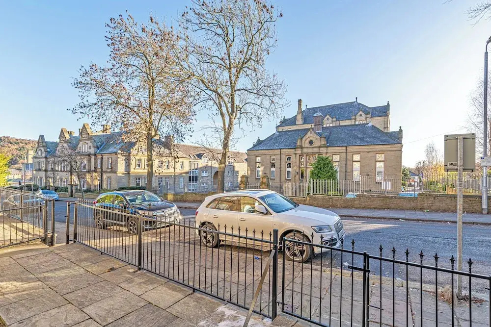 Prescott Court by Guestz