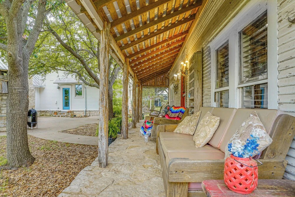 Walk to Granbury Square & Beach! texas Cottage
