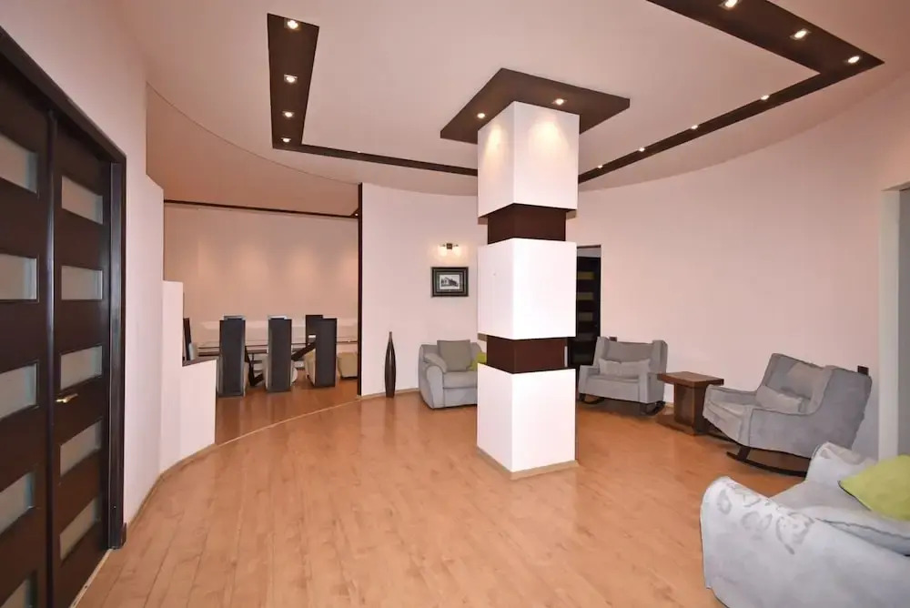 Spacious Apartment by Luxe Group TT606