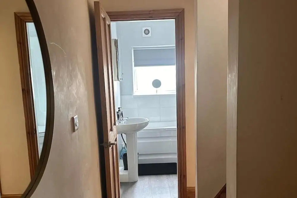 House - Sleeps 4 - Garden - on Street Parking