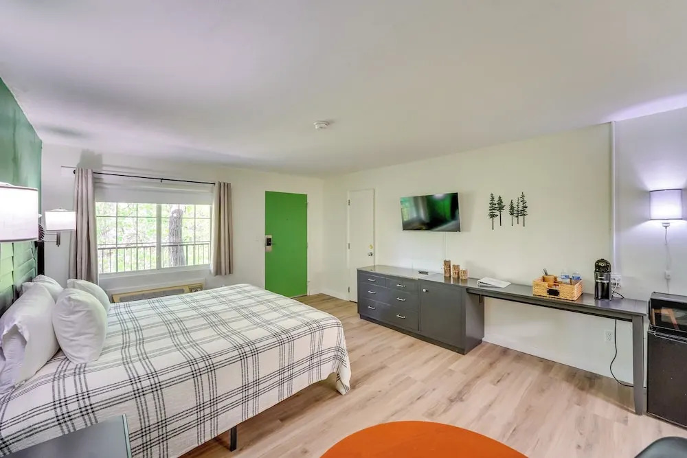 Cozy Couples Getaway! 1 Mi to Dtwn Eureka Springs