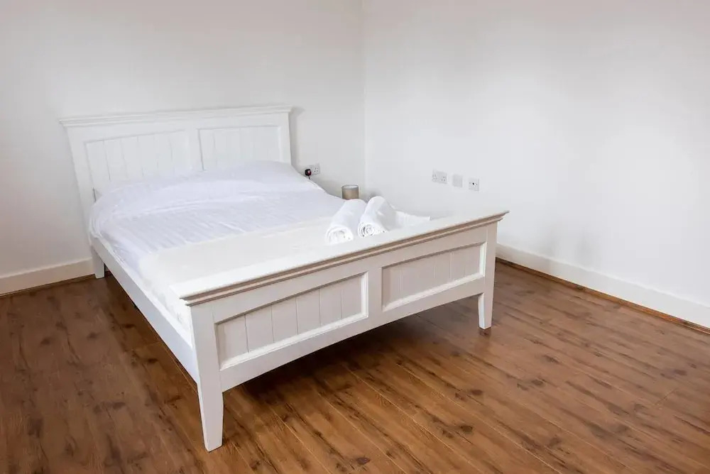 Stylish And Artistic Open Plan Flat In Wdidsbury