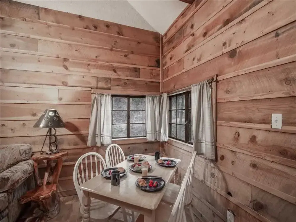 Bear Bones, 2 Bedrooms, Front Porch, Midtown, Sleeps 4